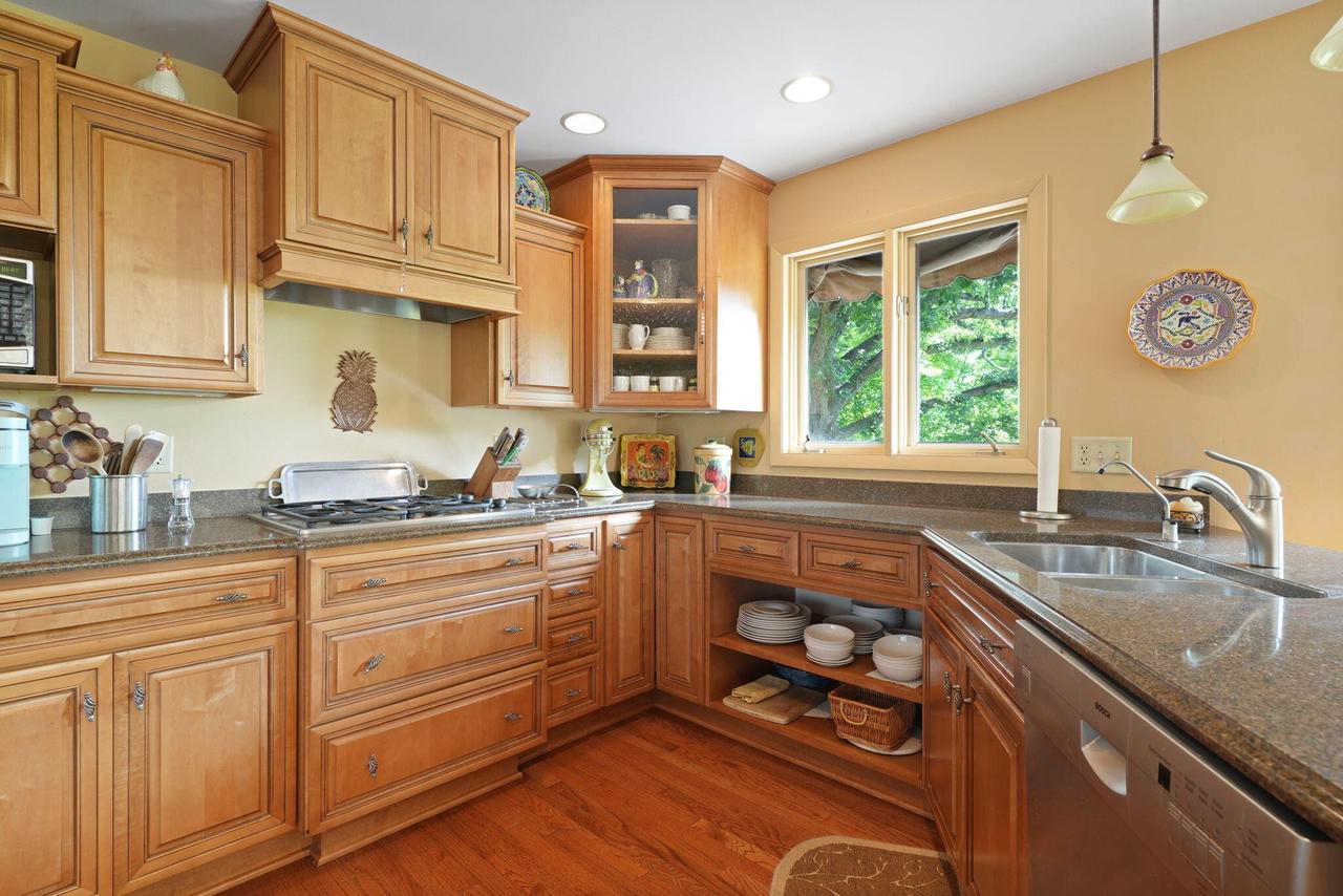 2211 Rivershore DRIVE