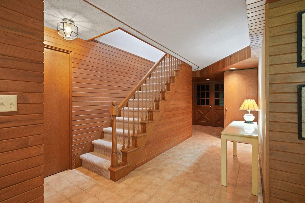 2211 Rivershore DRIVE