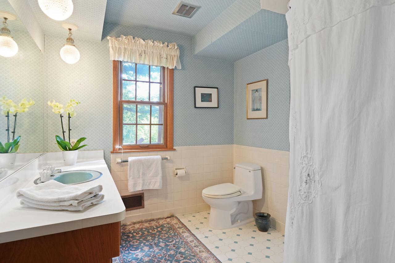 2211 Rivershore DRIVE