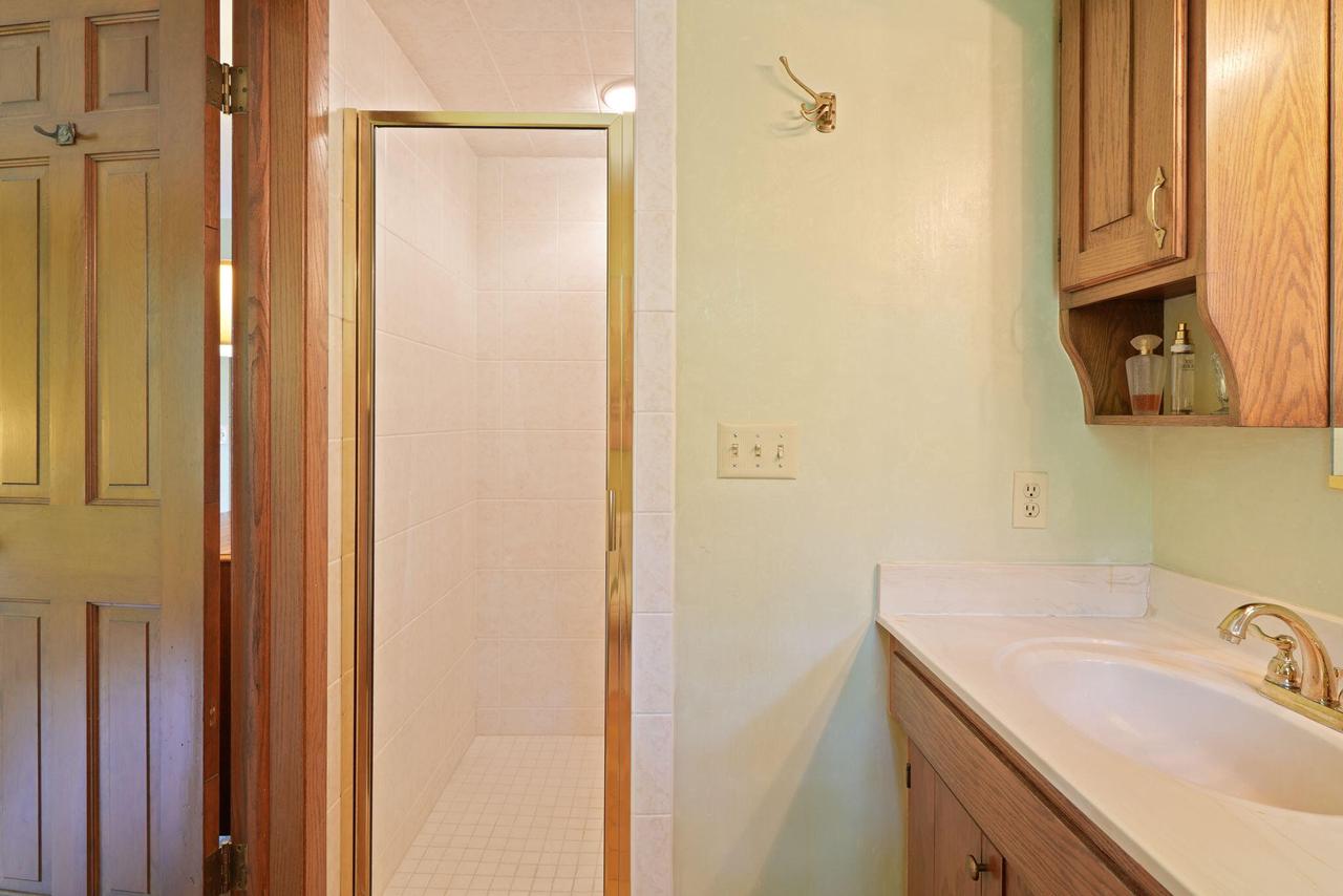 2211 Rivershore DRIVE