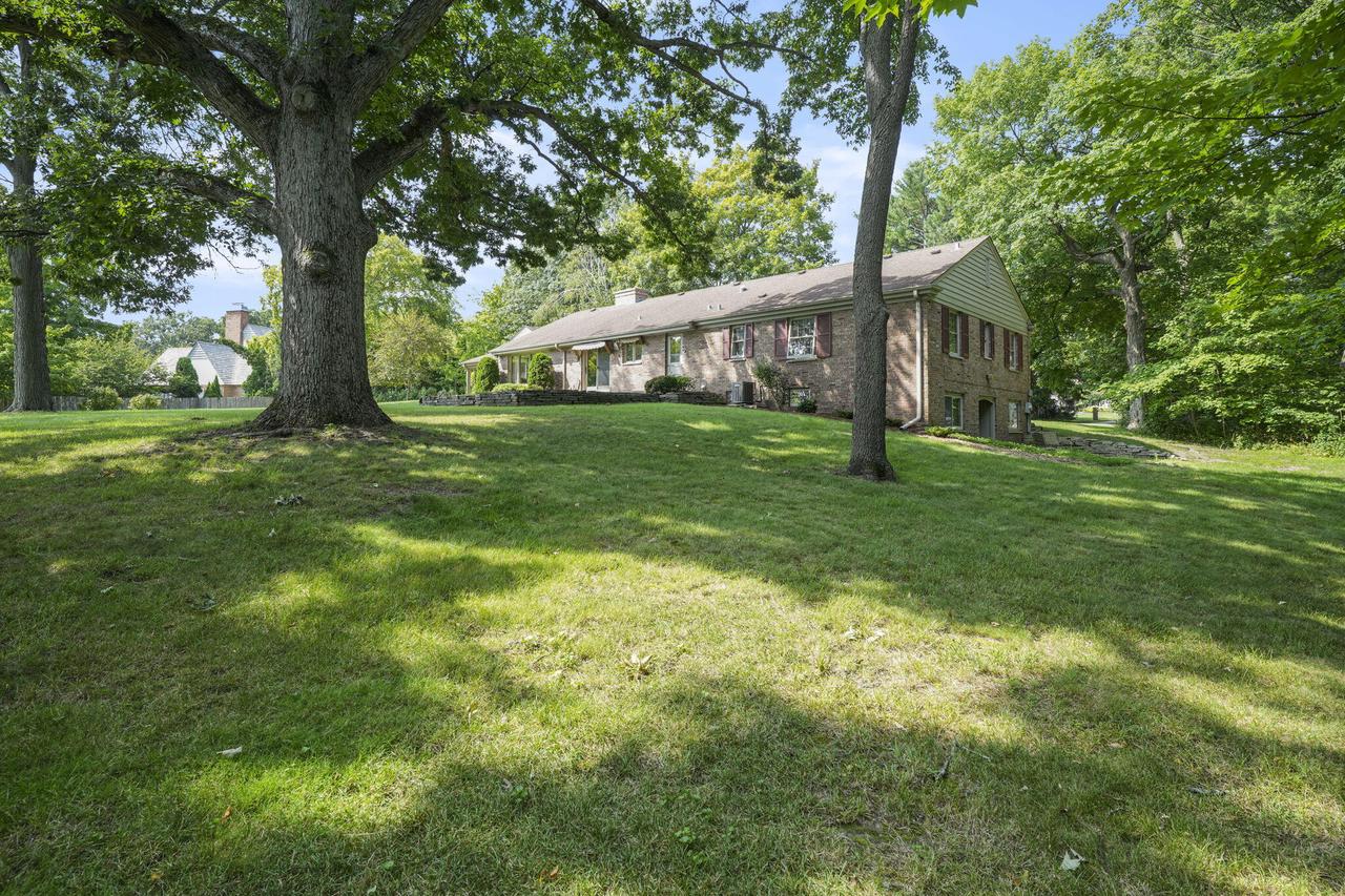 2211 Rivershore DRIVE