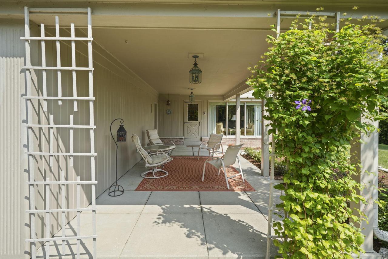 2211 Rivershore DRIVE