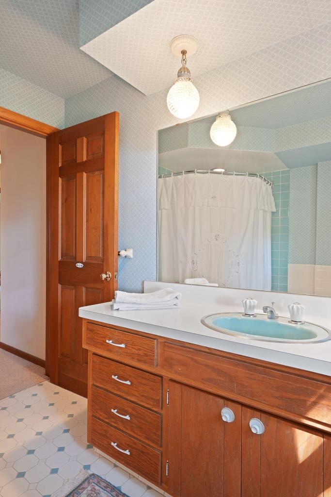 2211 Rivershore DRIVE