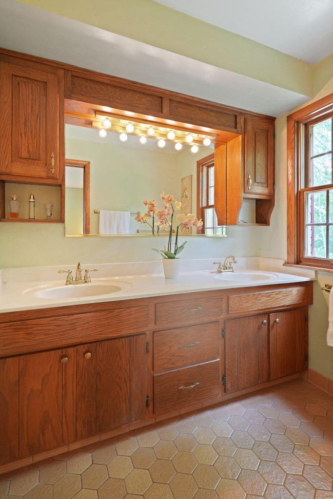 2211 Rivershore DRIVE