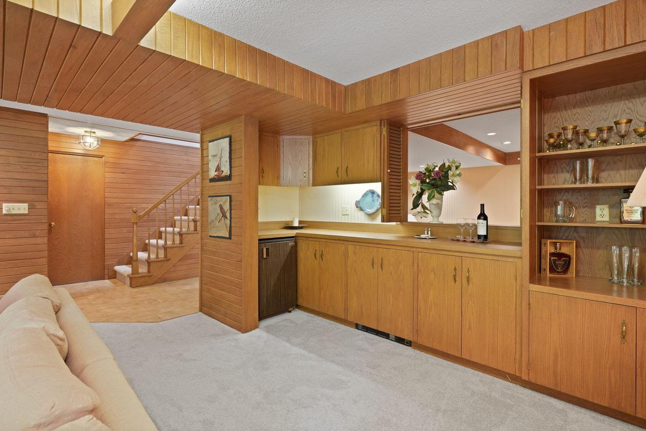 2211 Rivershore DRIVE