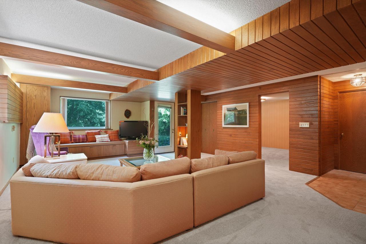 2211 Rivershore DRIVE