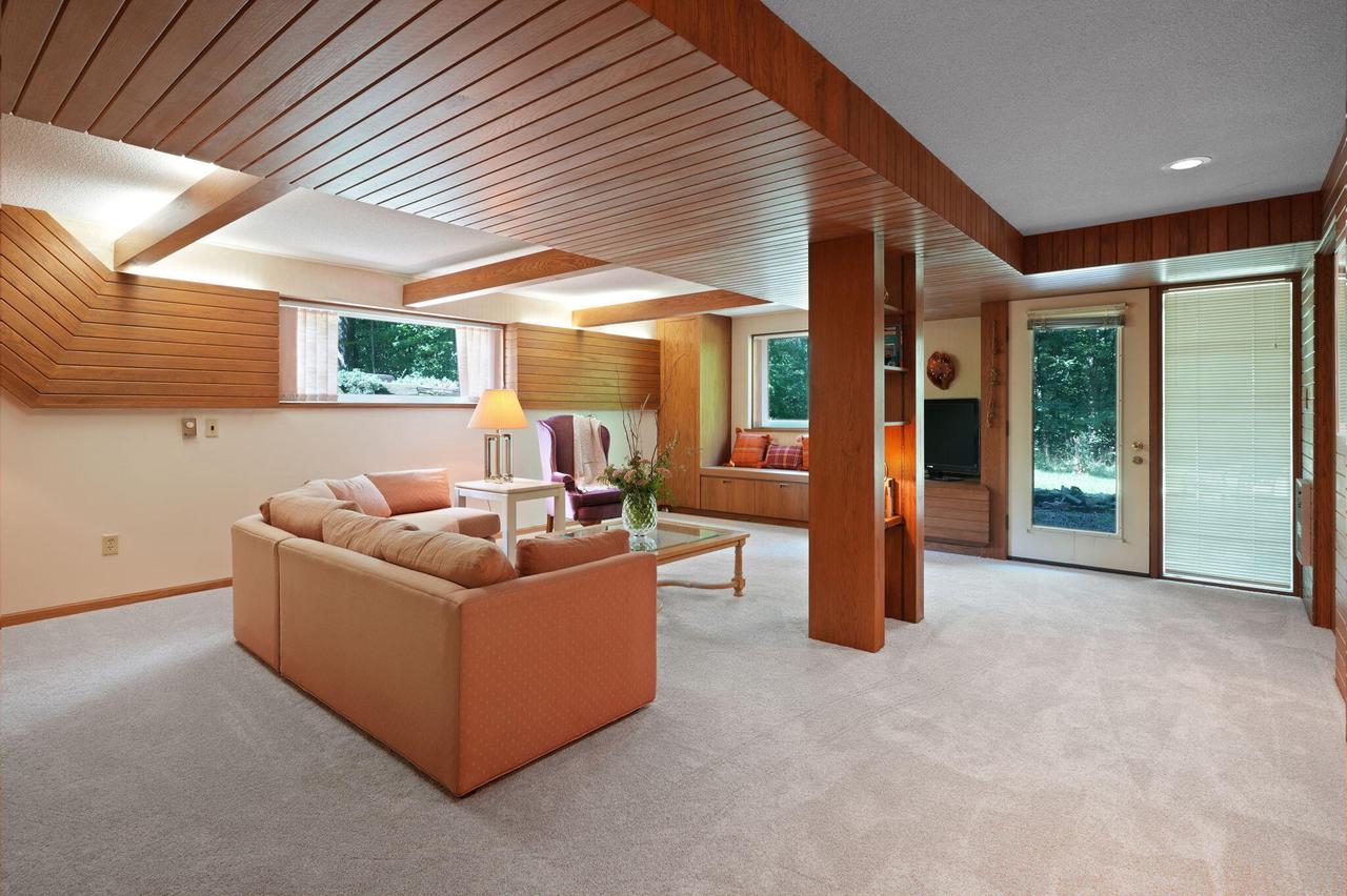 2211 Rivershore DRIVE