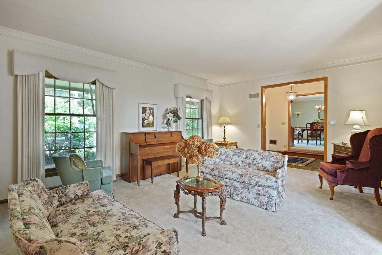 2211 Rivershore DRIVE