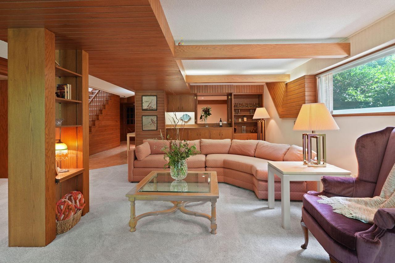 2211 Rivershore DRIVE