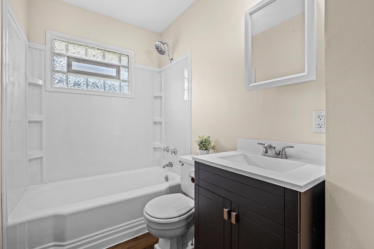 2708 Pinehurst AVENUE