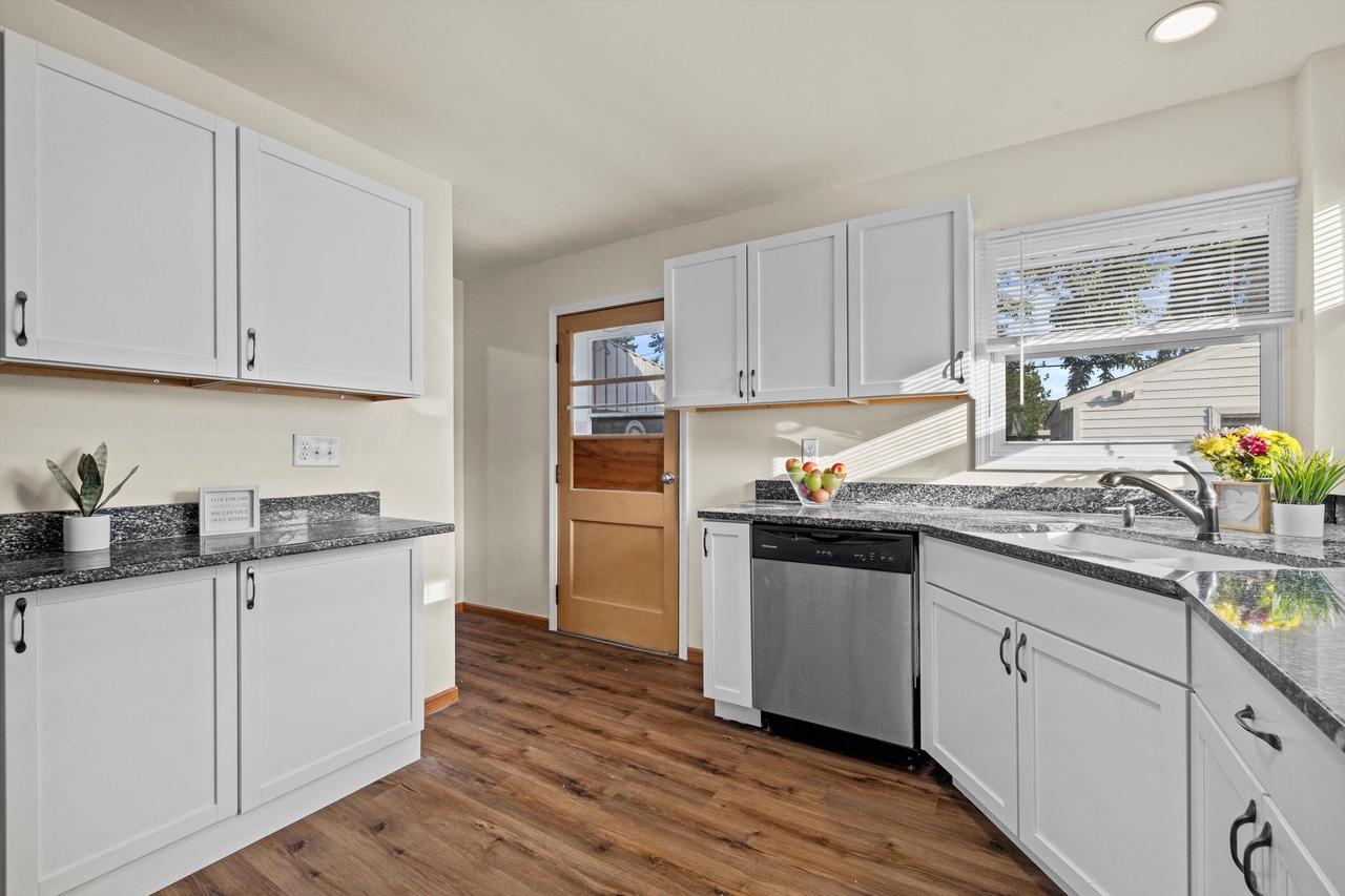 2708 Pinehurst AVENUE