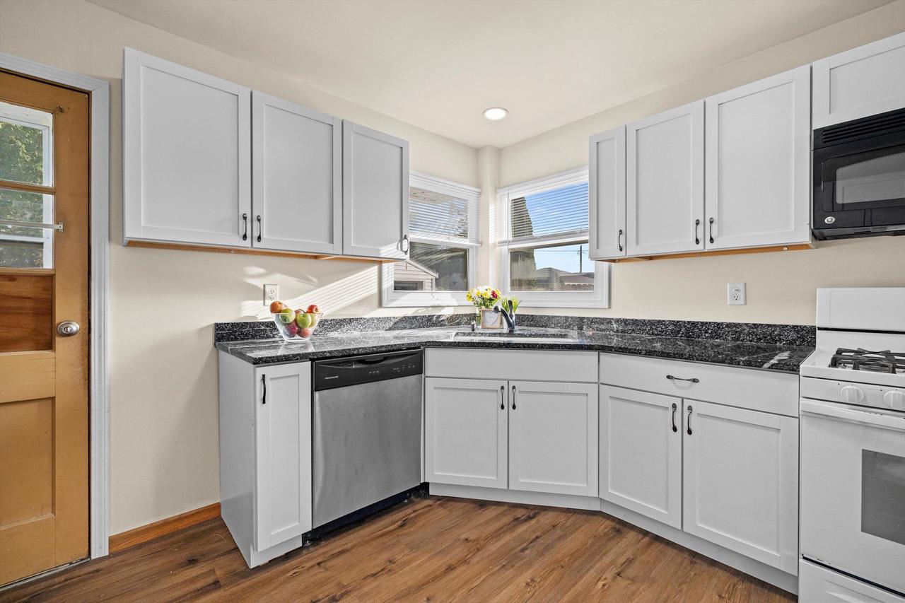 2708 Pinehurst AVENUE