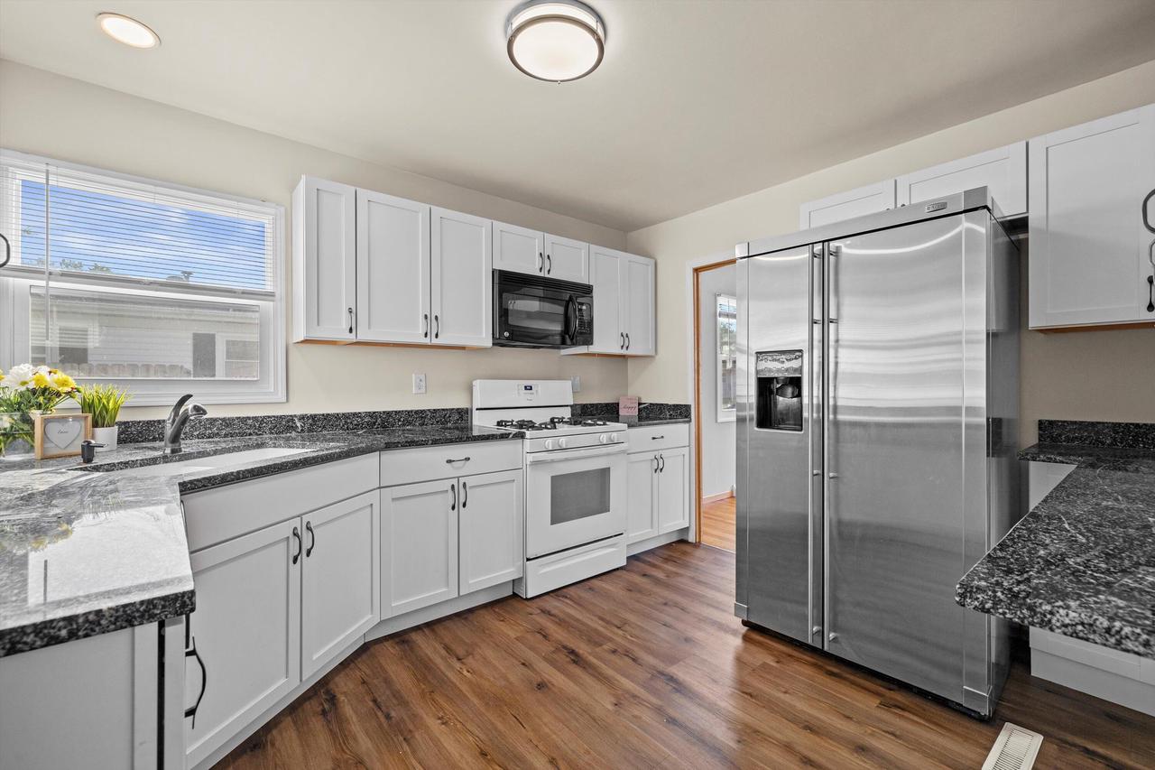 2708 Pinehurst AVENUE