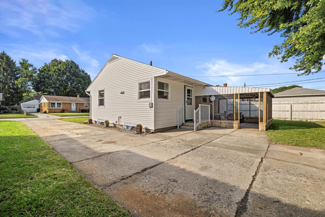 2708 Pinehurst AVENUE