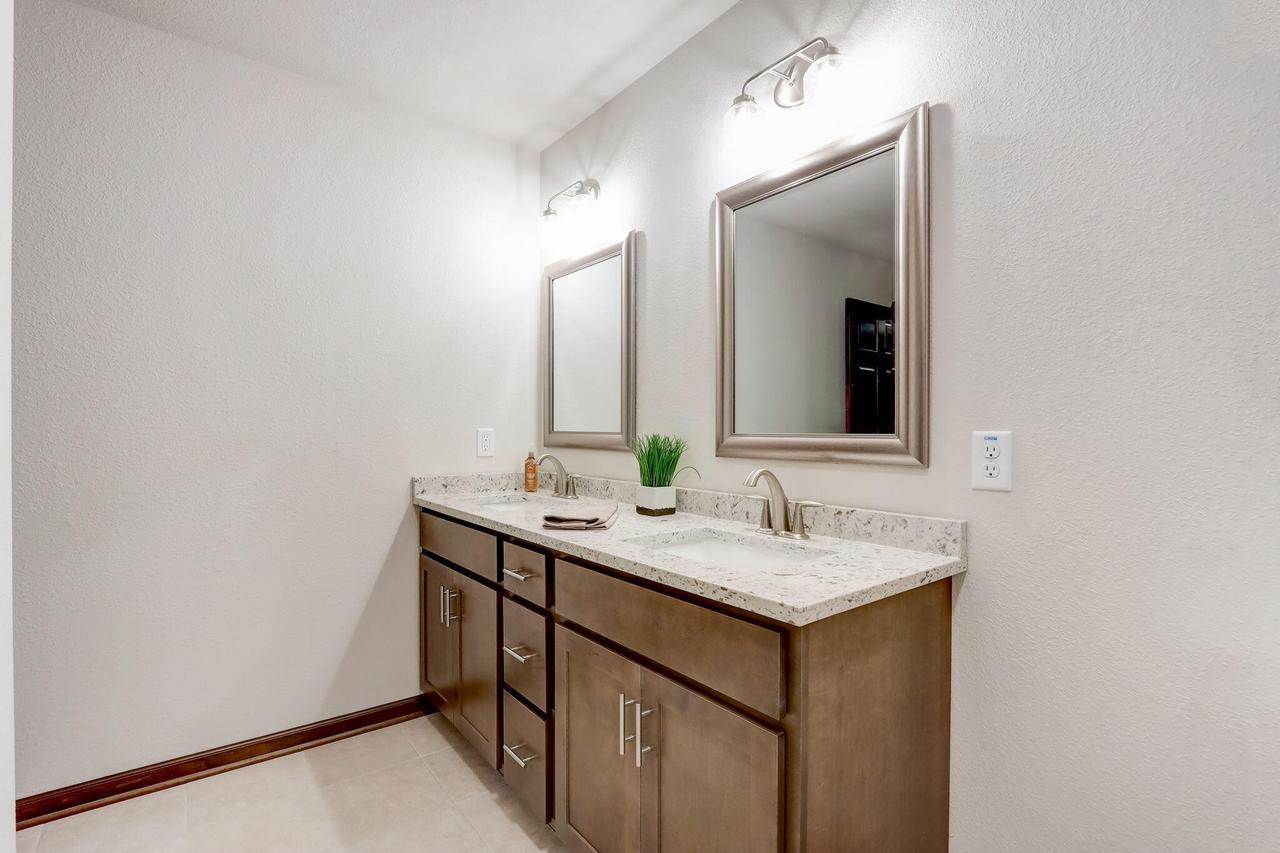 5242 Briarwood CIRCLE