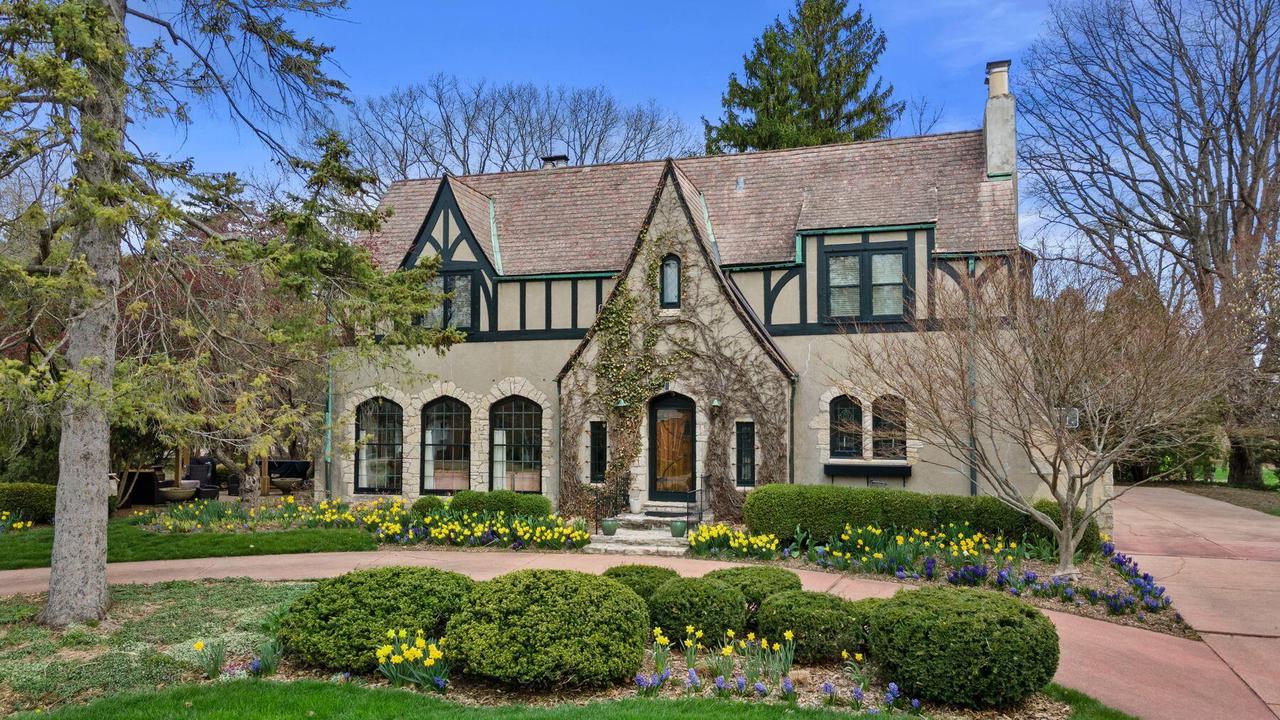 312 North Vincennes CIRCLE