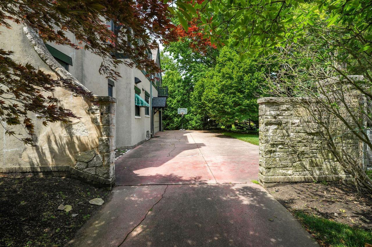 312 North Vincennes CIRCLE