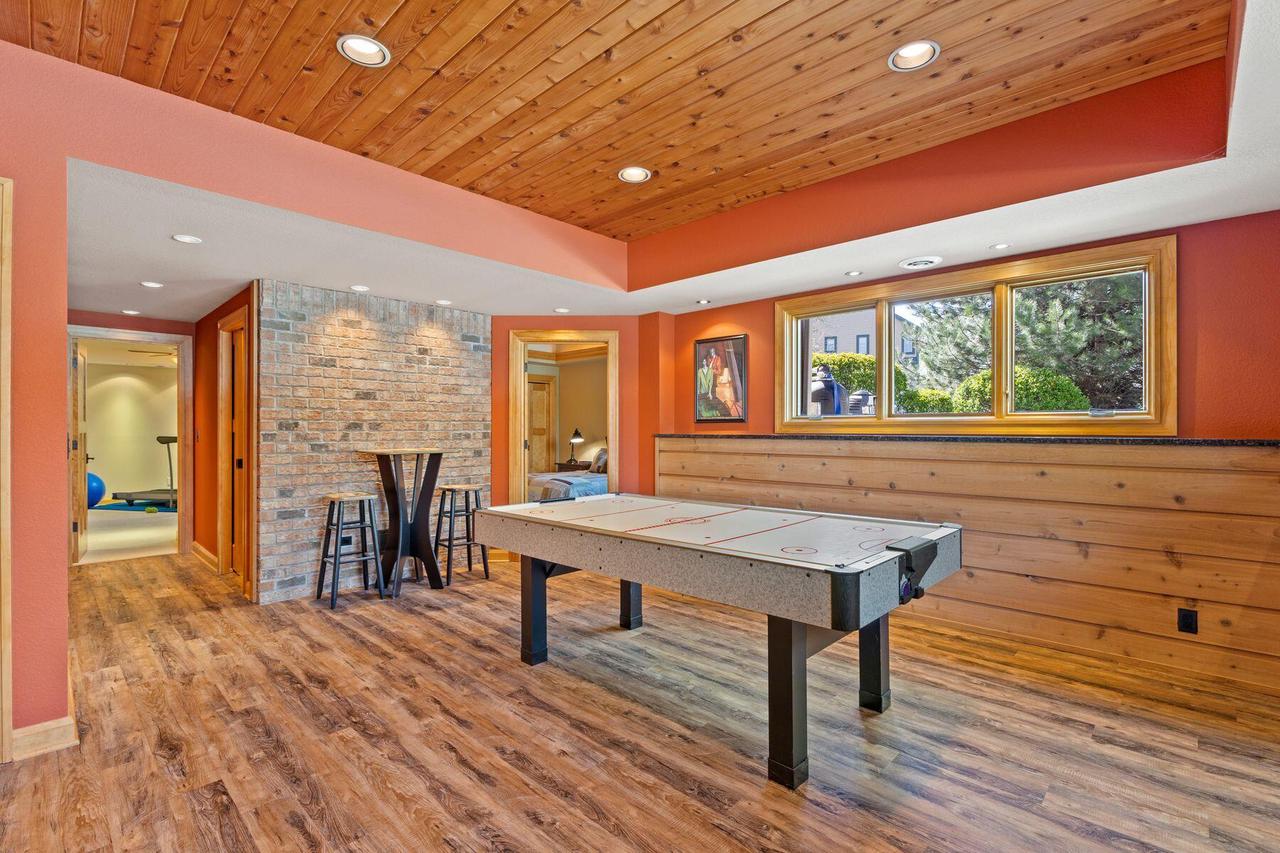 5122 Alexander DRIVE