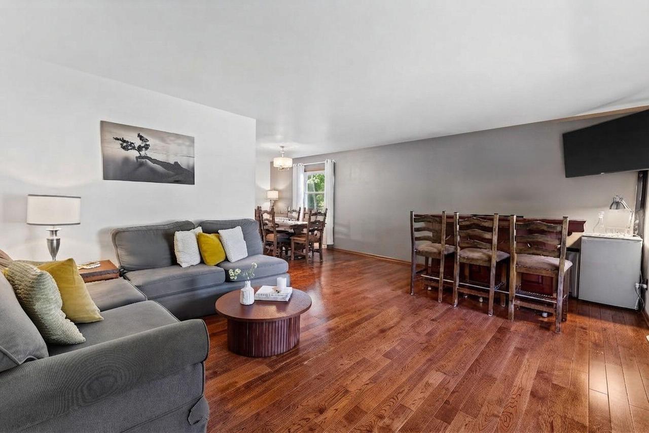 4349 Woodbury LANE
