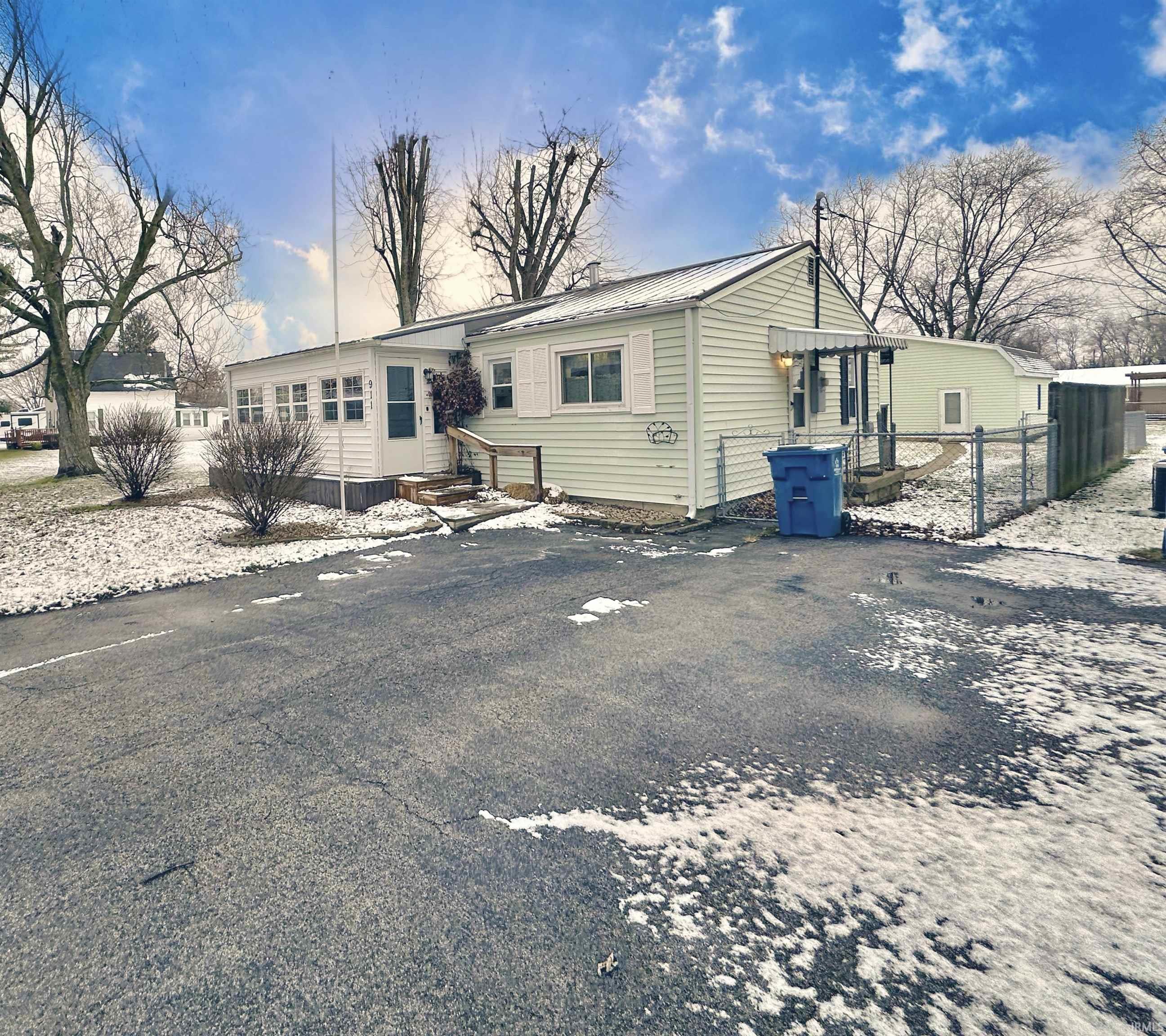 911 E North E Street