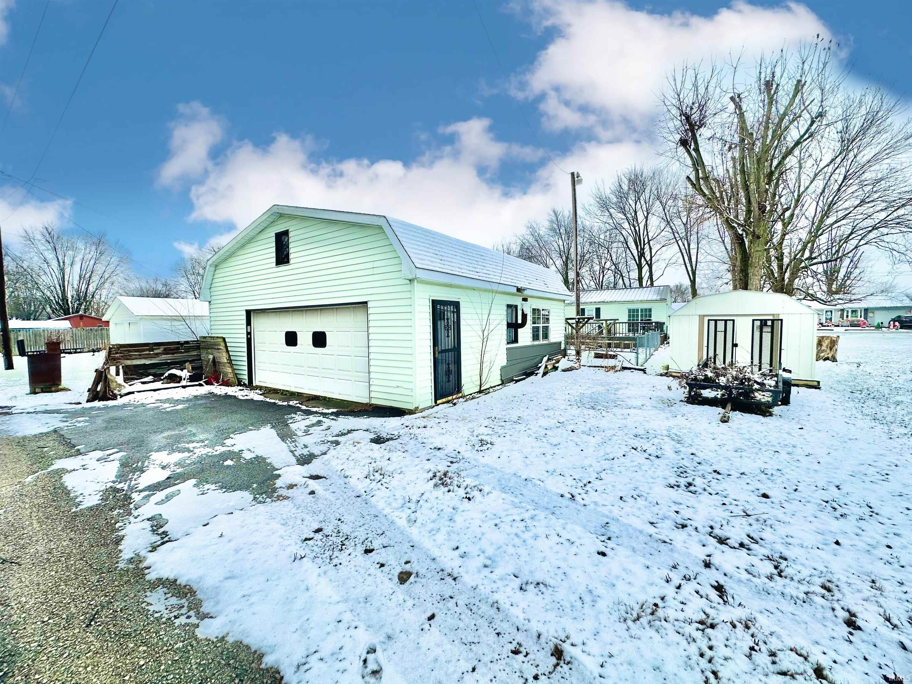 911 E North E Street
