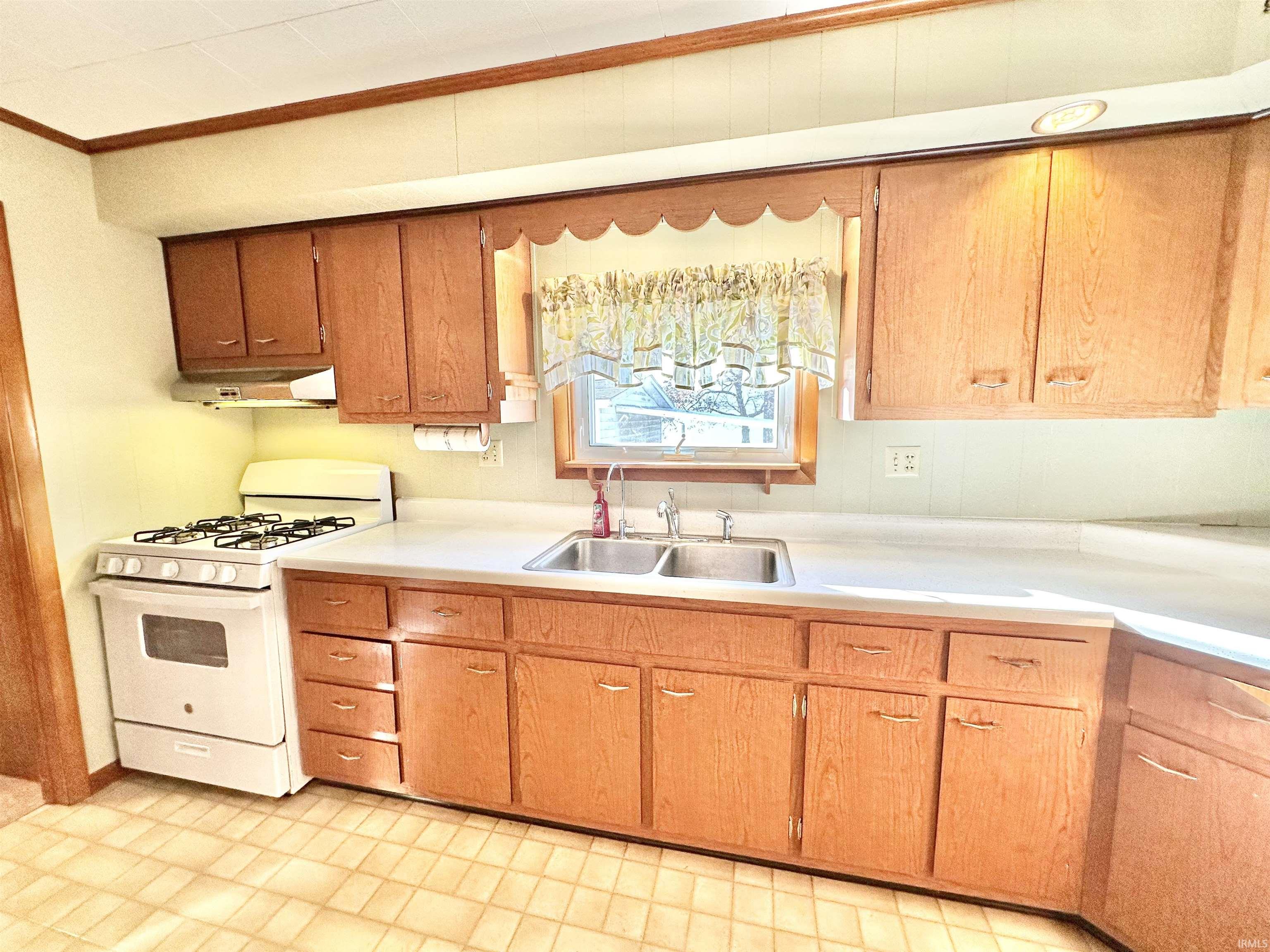 228 E Railroad Street