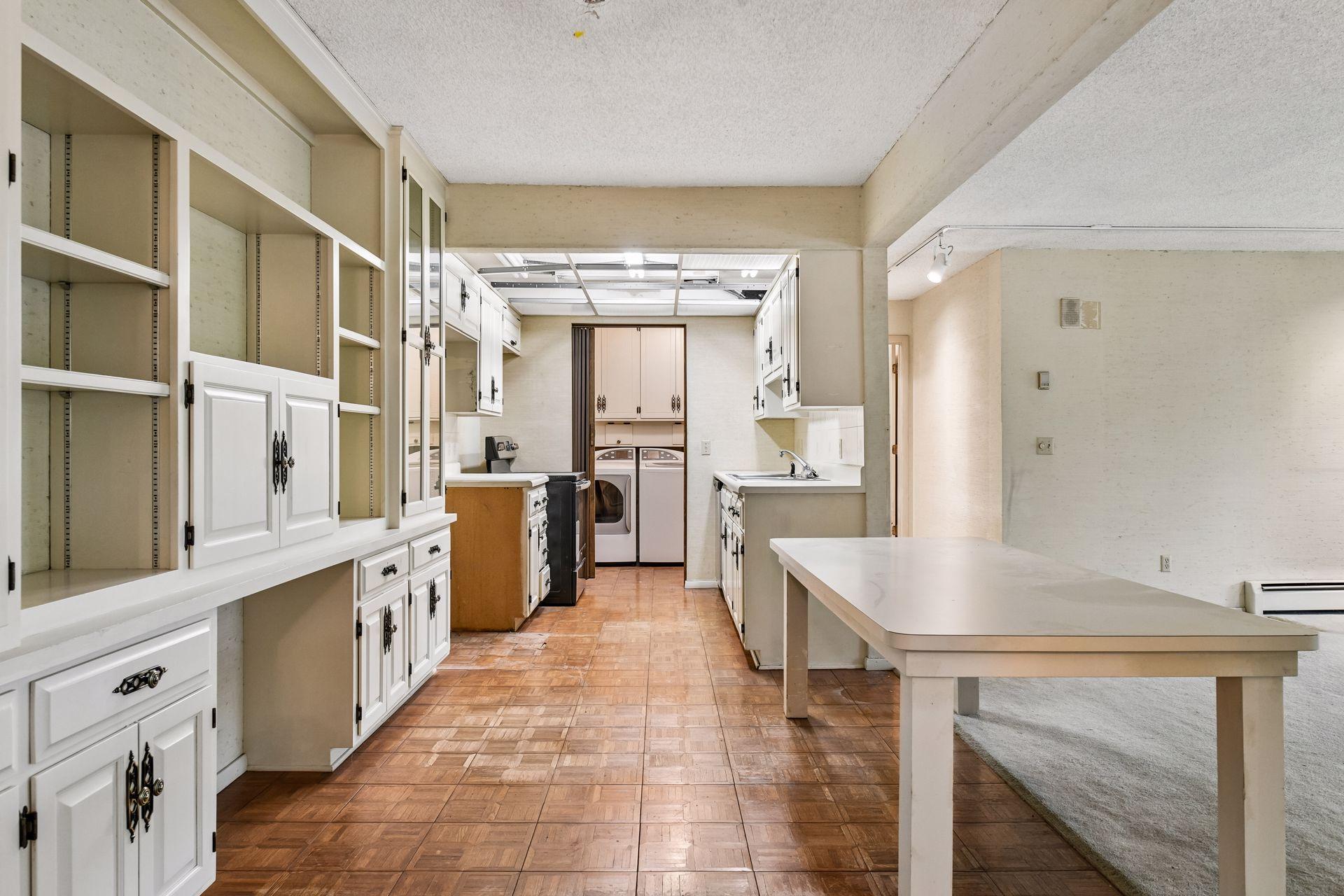 205 Barry Avenue S Unit: 320