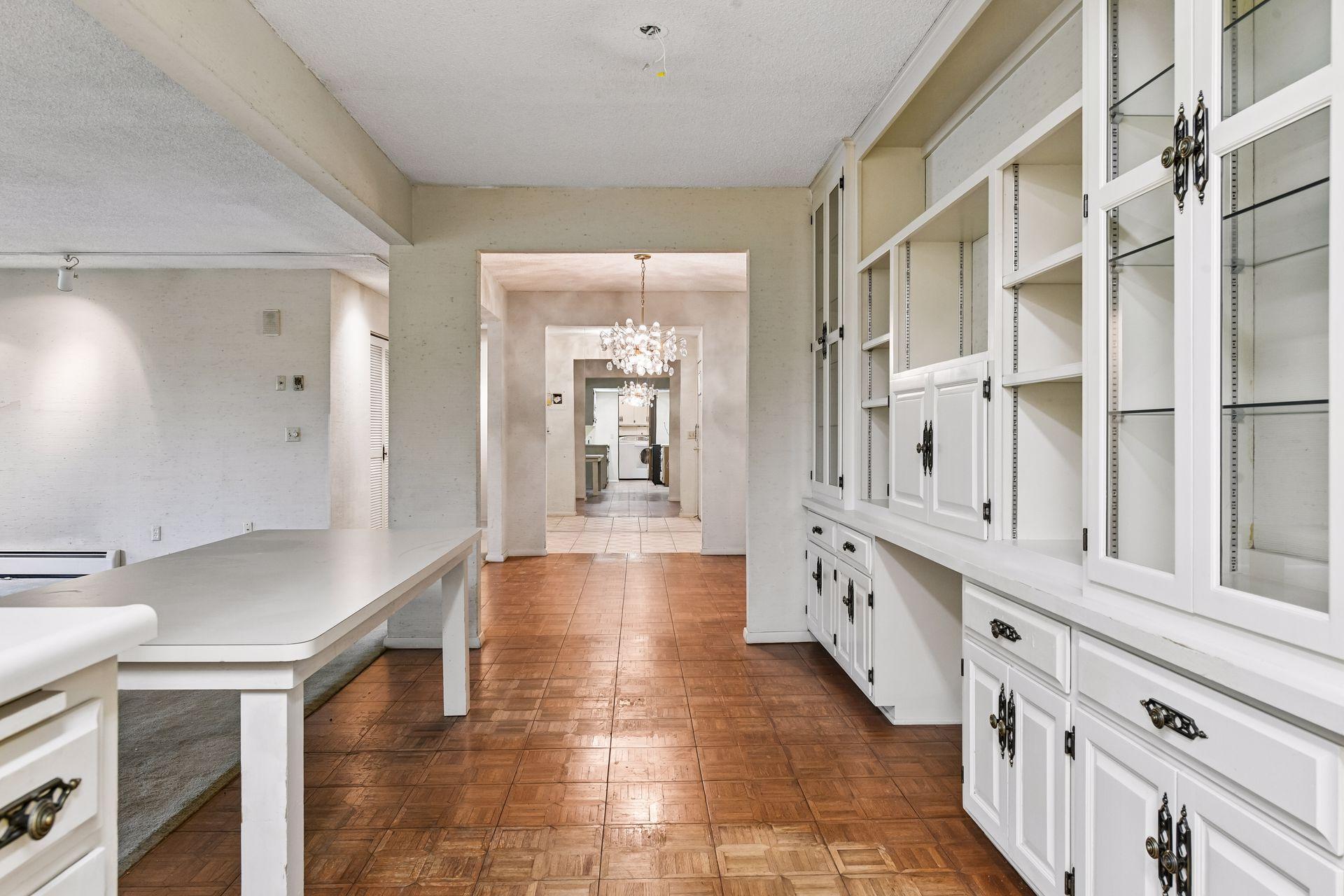 205 Barry Avenue S Unit: 320