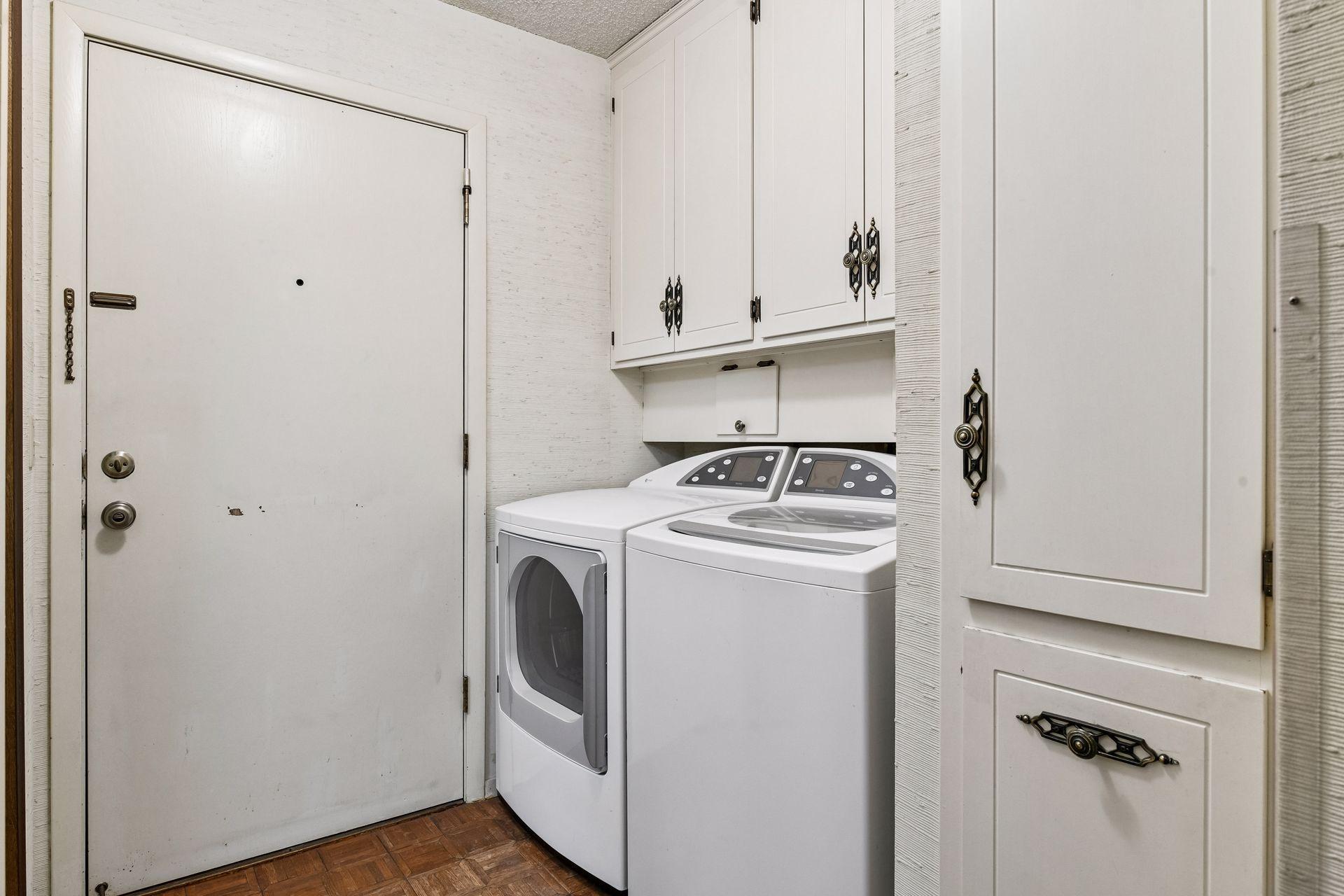 205 Barry Avenue S Unit: 320