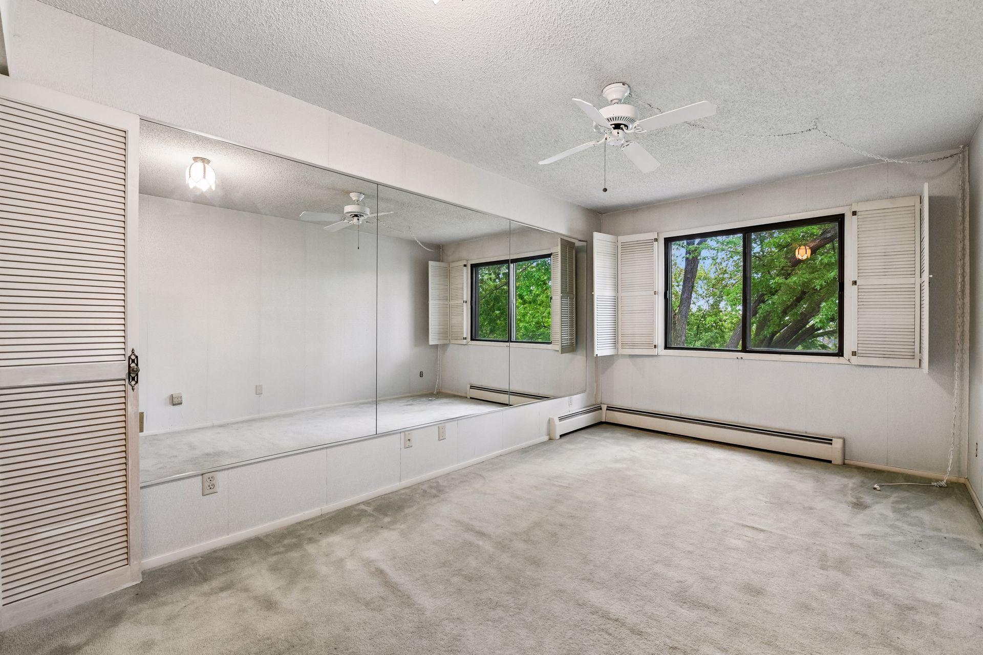 205 Barry Avenue S Unit: 320