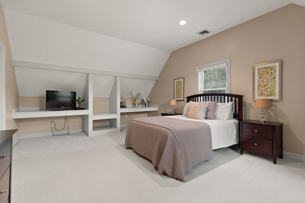 10 Briarwood Ln