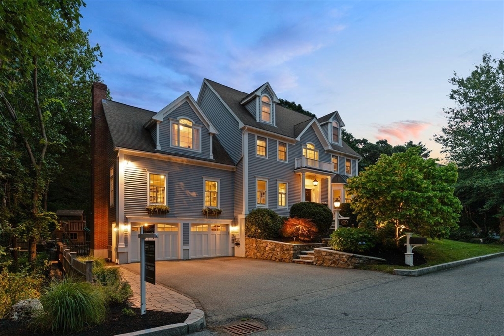 10 Briarwood Ln
