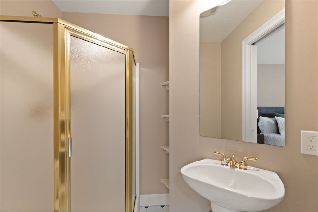 10 Briarwood Ln