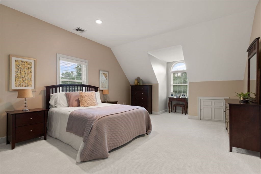 10 Briarwood Ln