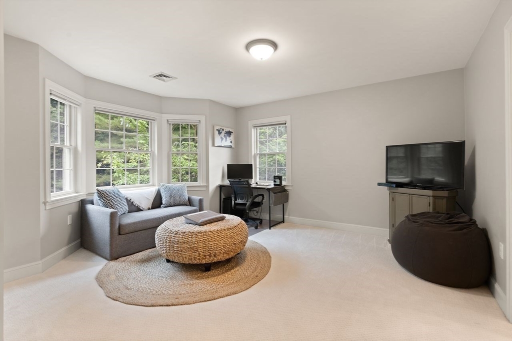 10 Briarwood Ln