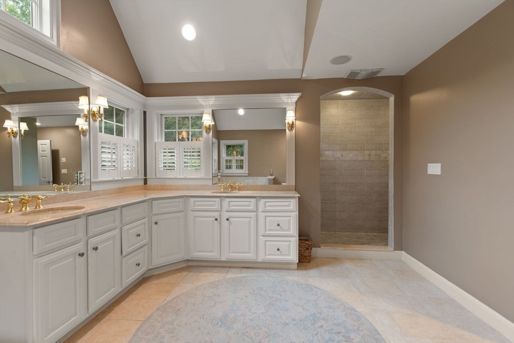 10 Briarwood Ln