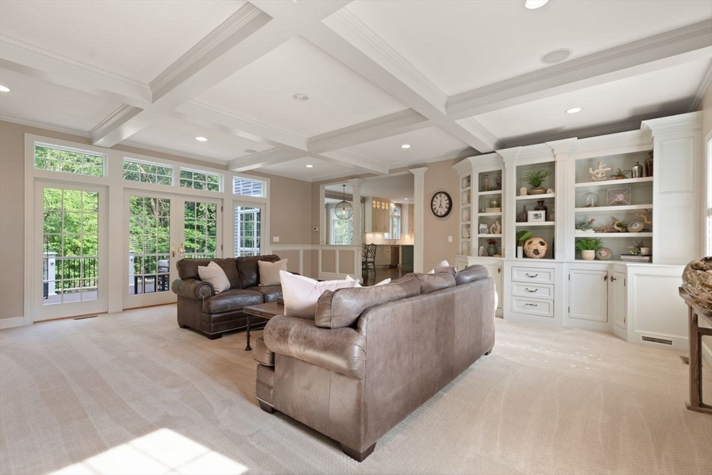 10 Briarwood Ln