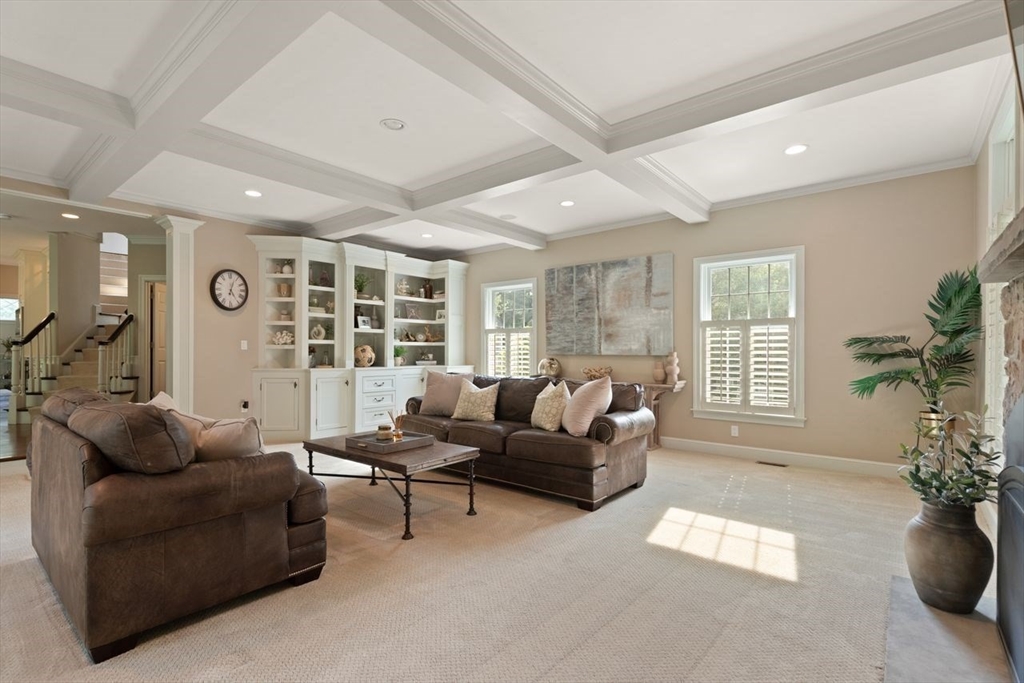 10 Briarwood Ln