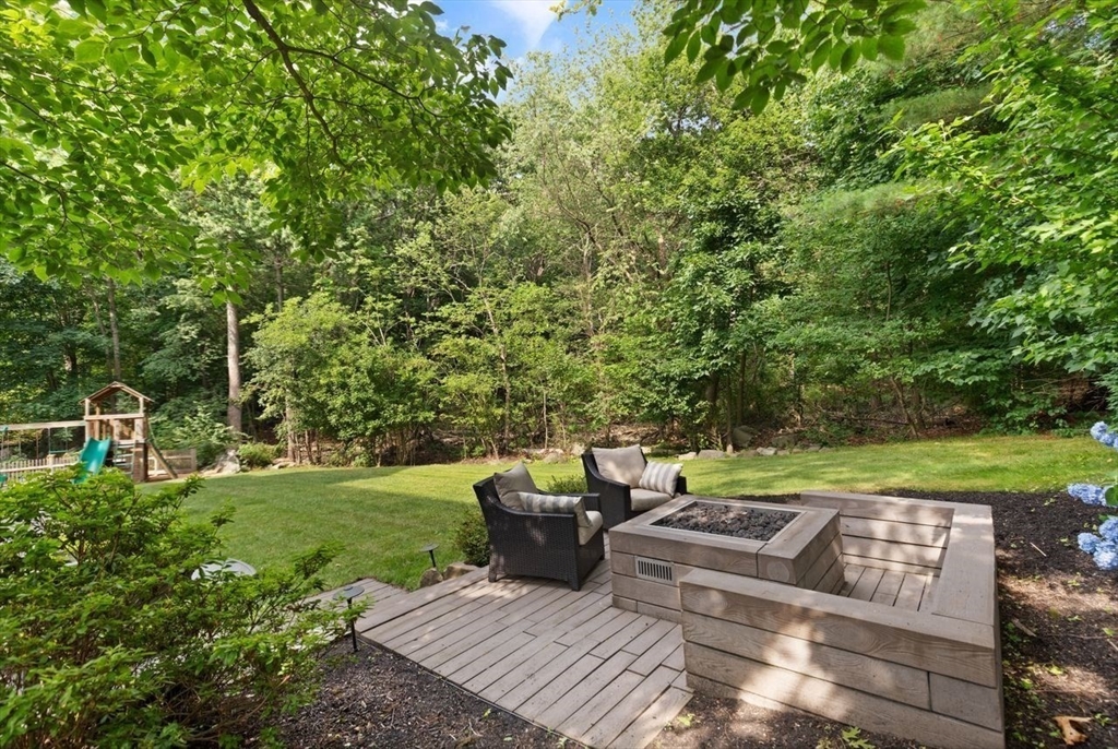 10 Briarwood Ln