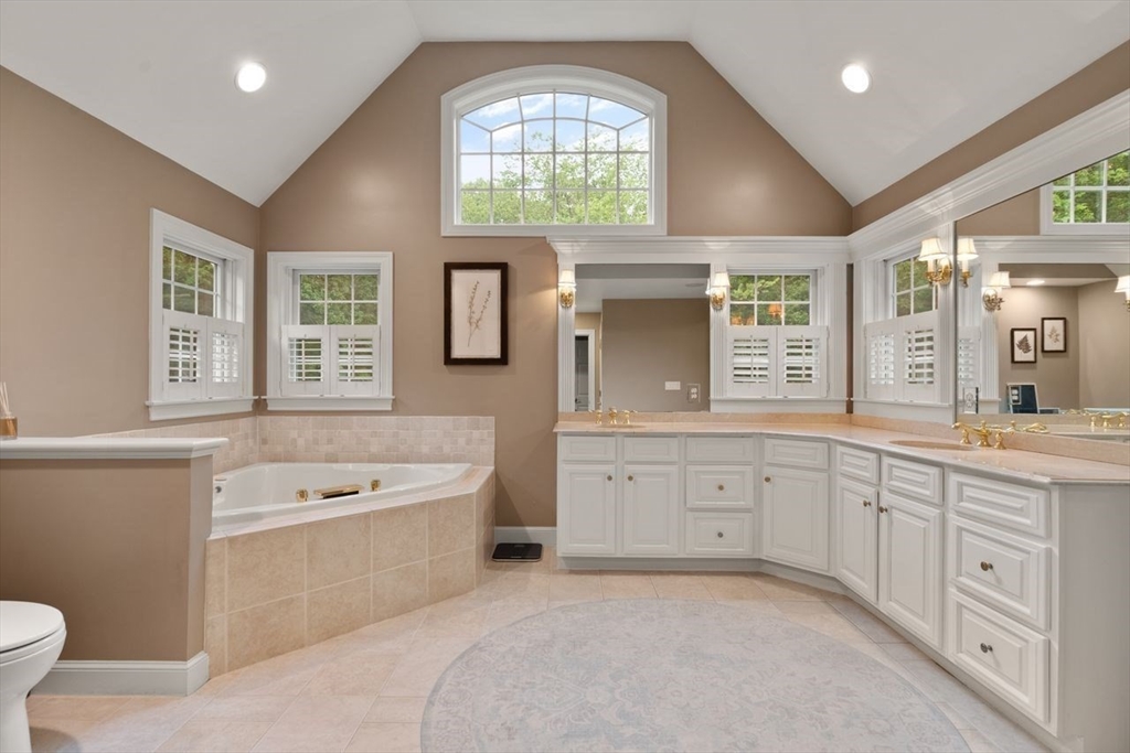 10 Briarwood Ln