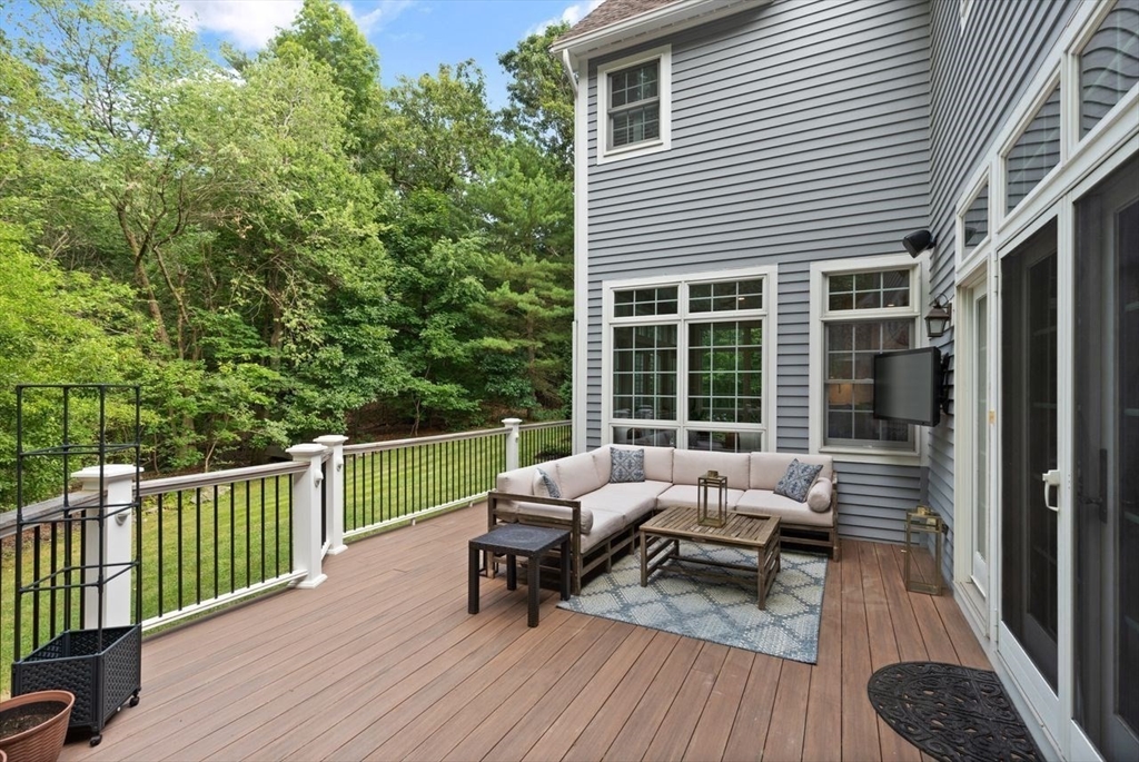 10 Briarwood Ln