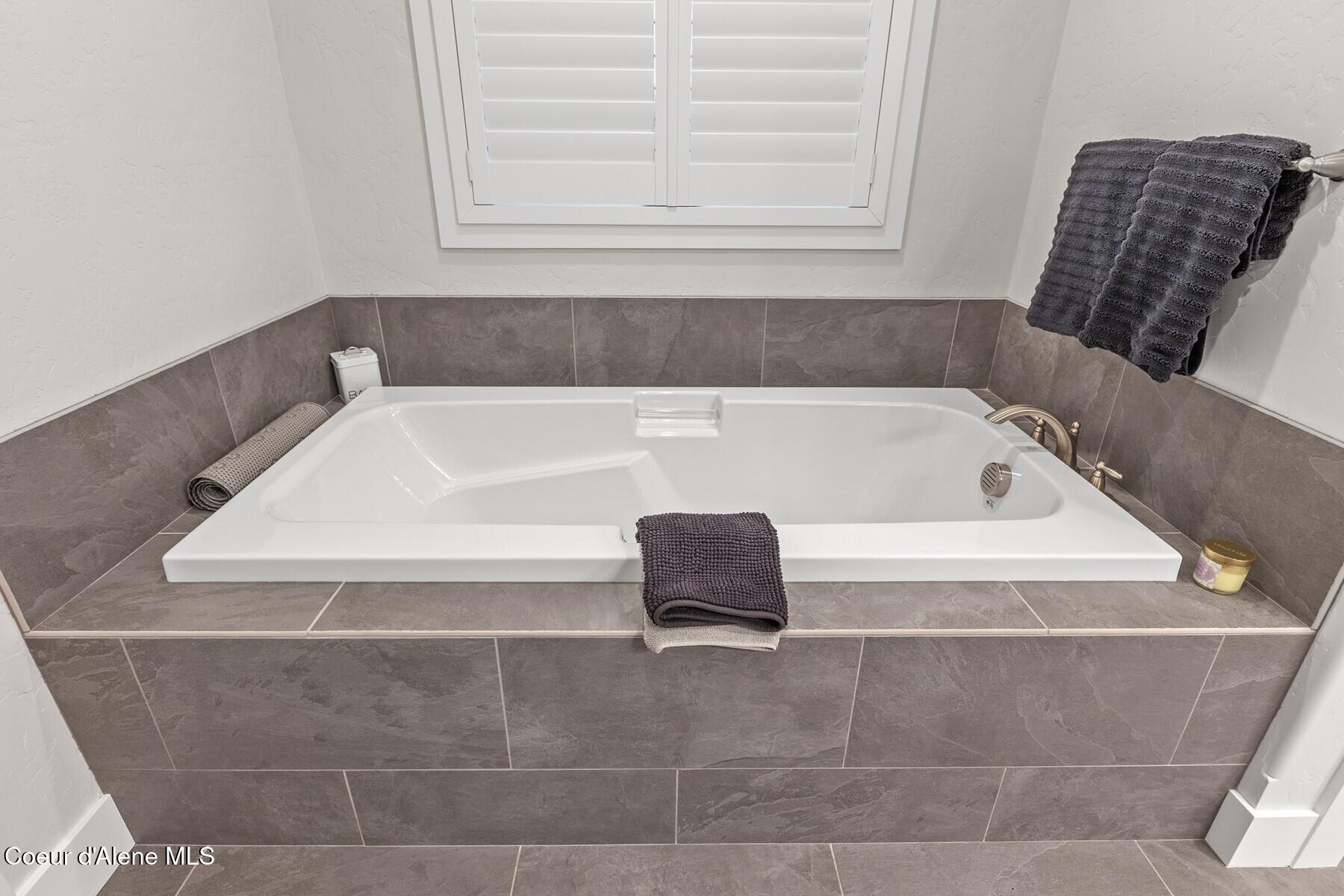 12399 N Meadow Wood Ln