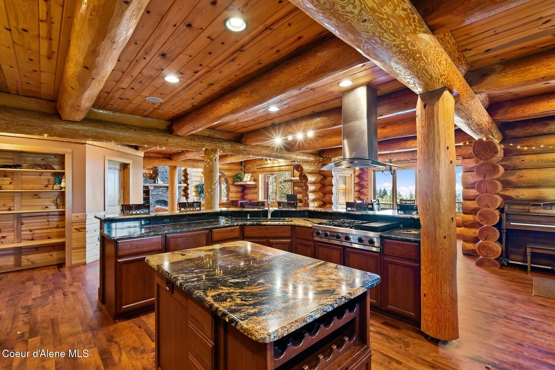 1050 Greenview Ln