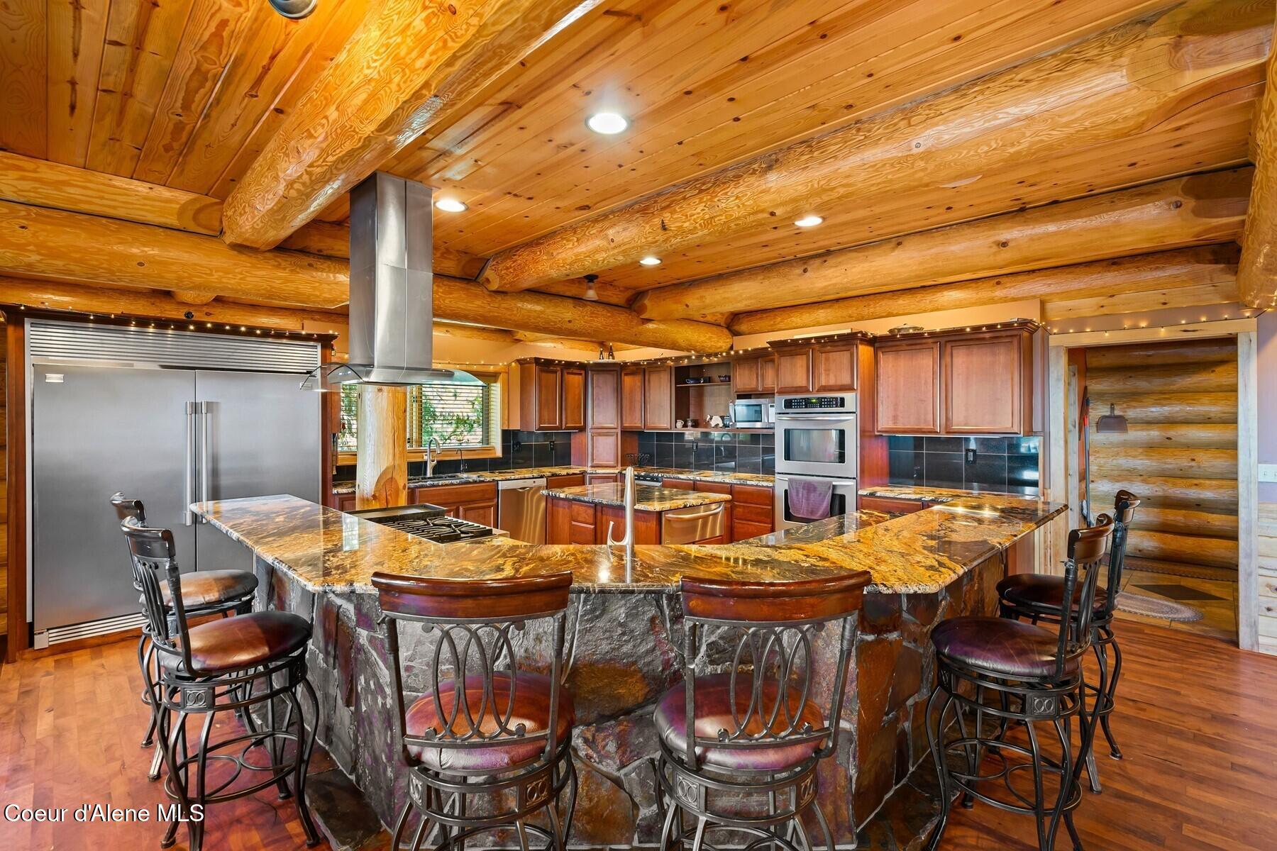 1050 Greenview Ln