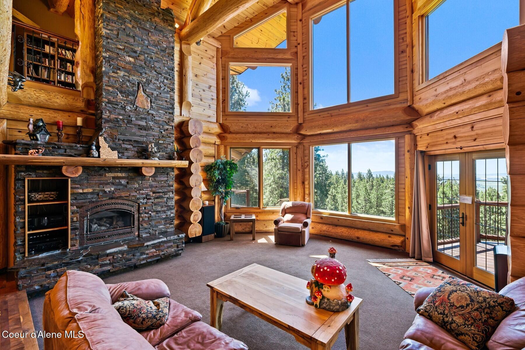 1050 Greenview Ln