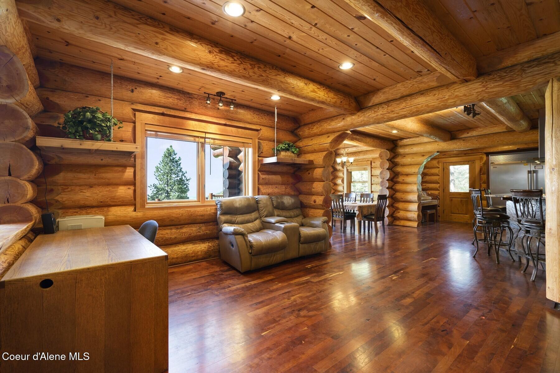 1050 Greenview Ln