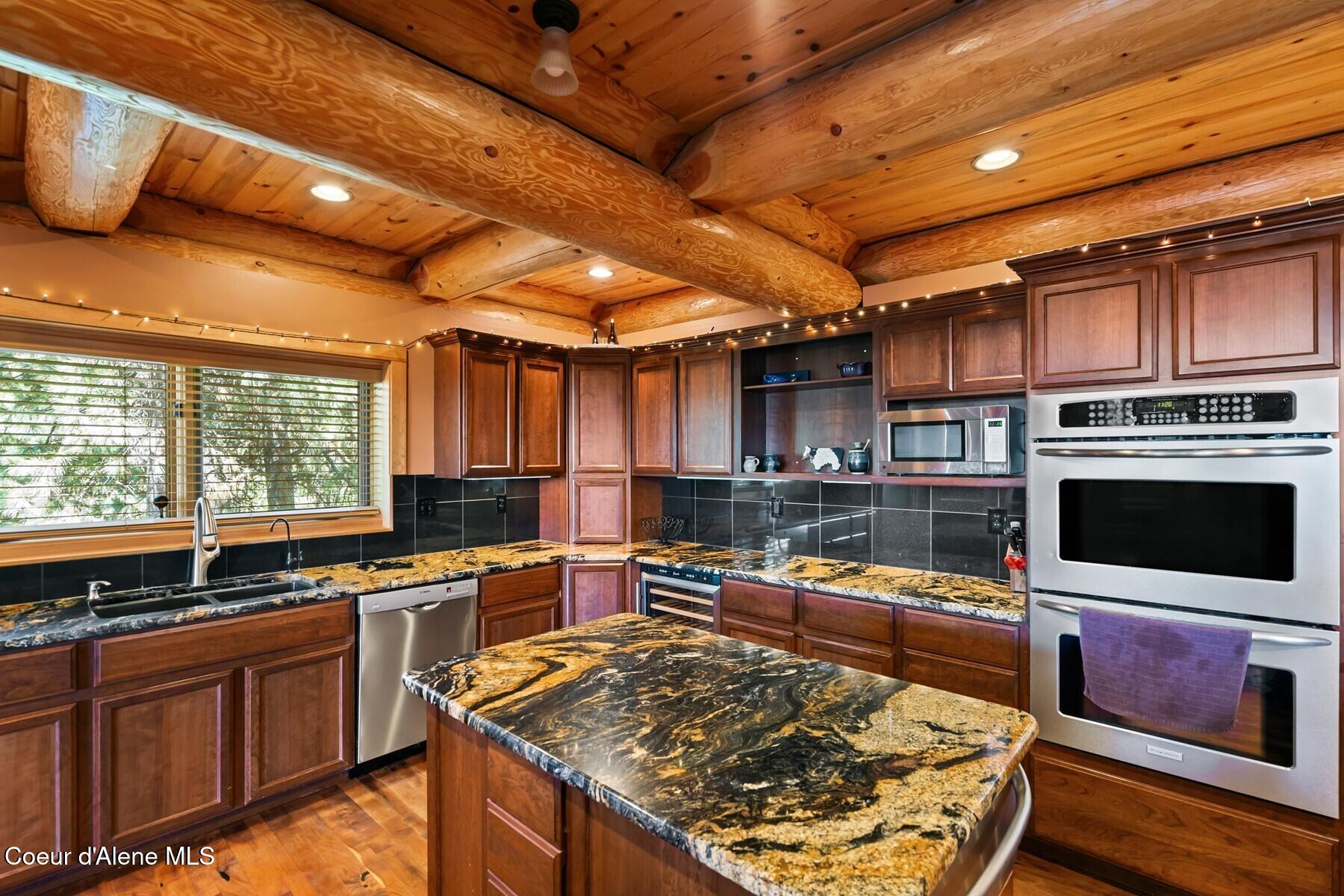 1050 Greenview Ln