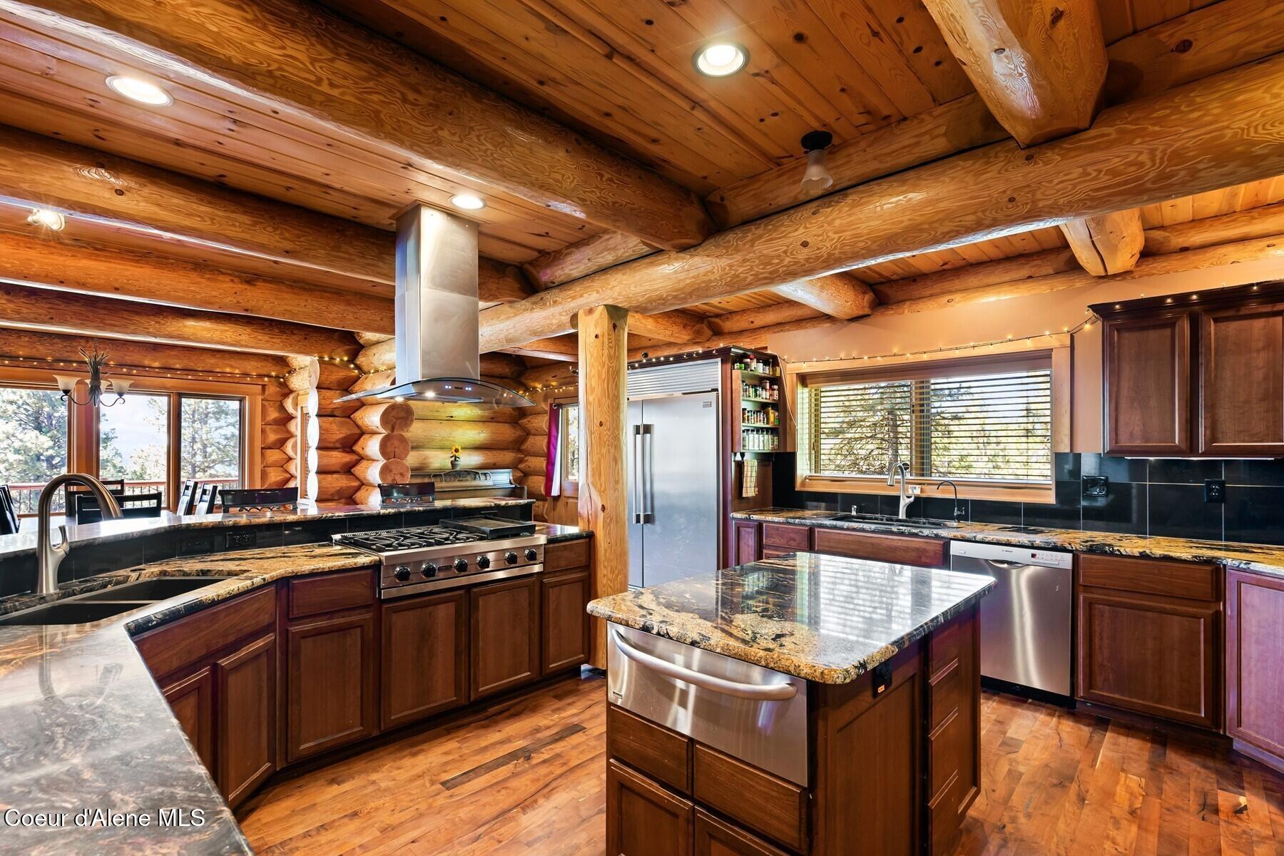 1050 Greenview Ln