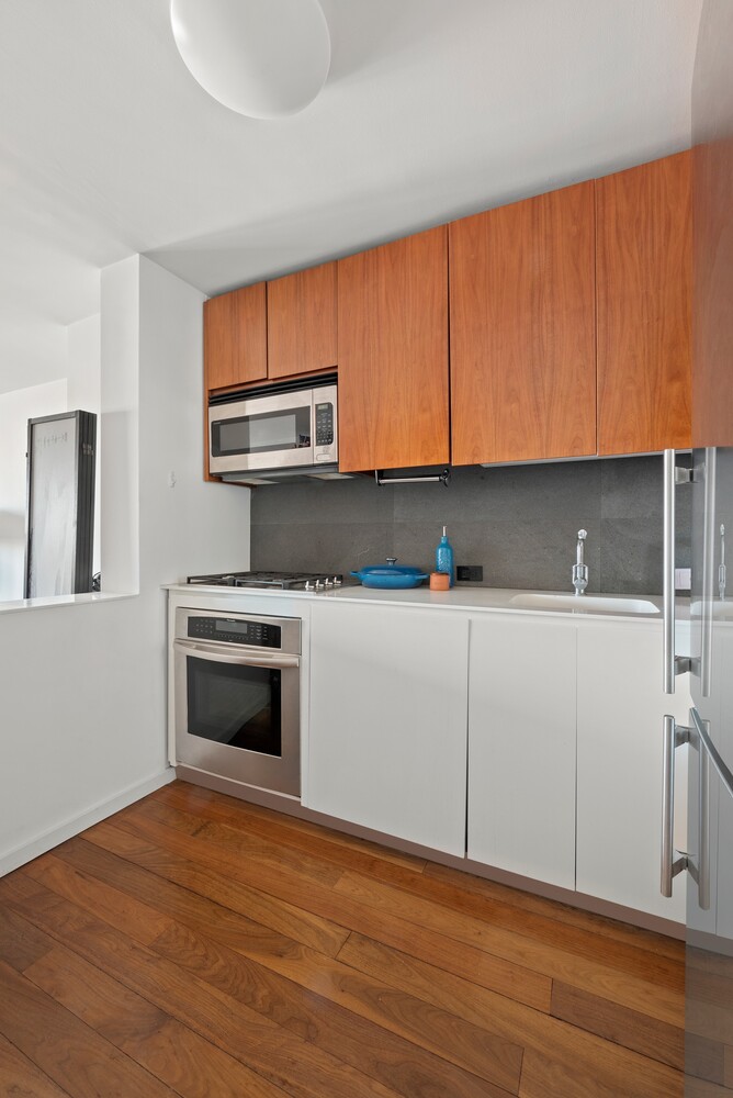 515 East 72nd Street, 28A