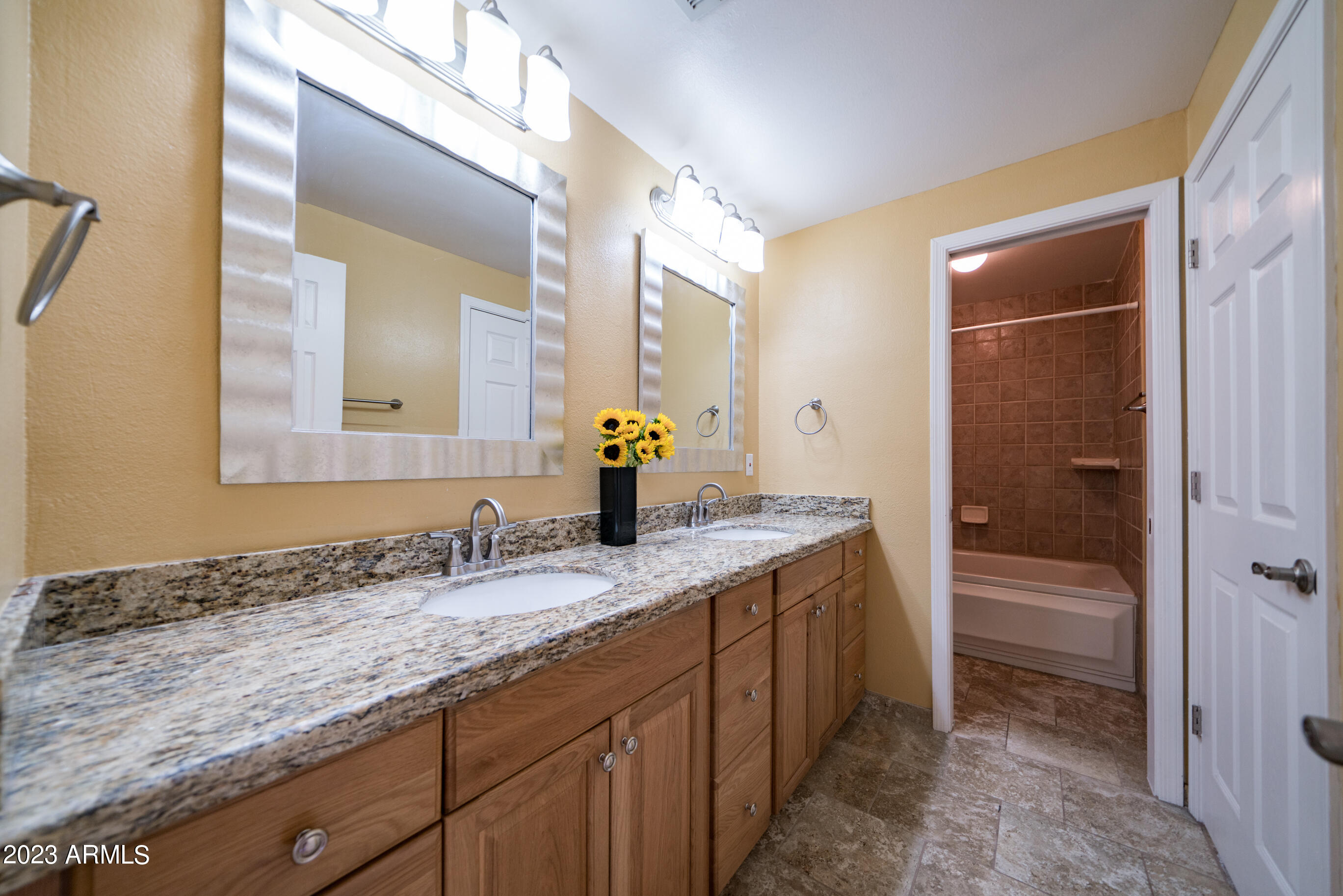 7607 E MINNEZONA Avenue